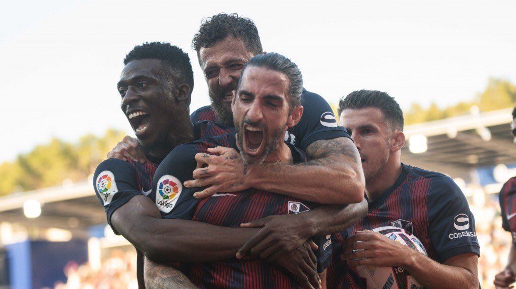 Marc Mateu celebrando un gol con la SD Huesca