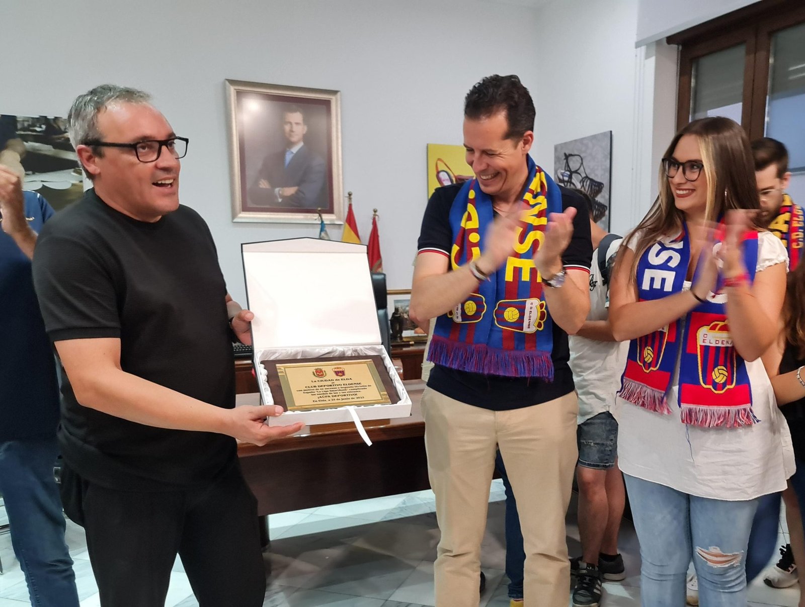 Pascual Peréz recogiendo una placa en el ayuntamiento tras el ascenso a Segunda División