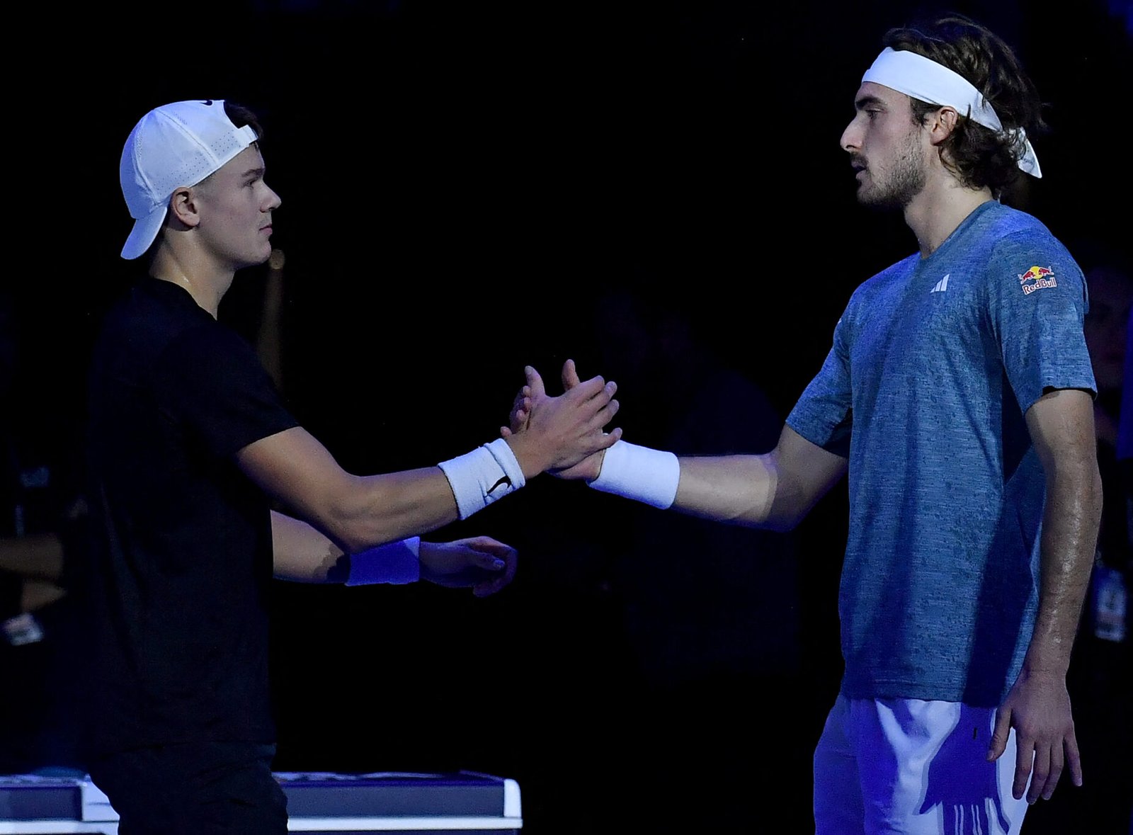 Rune y Tsitsipas dándose la mano después de su partido en las ATP Finals 2023.
