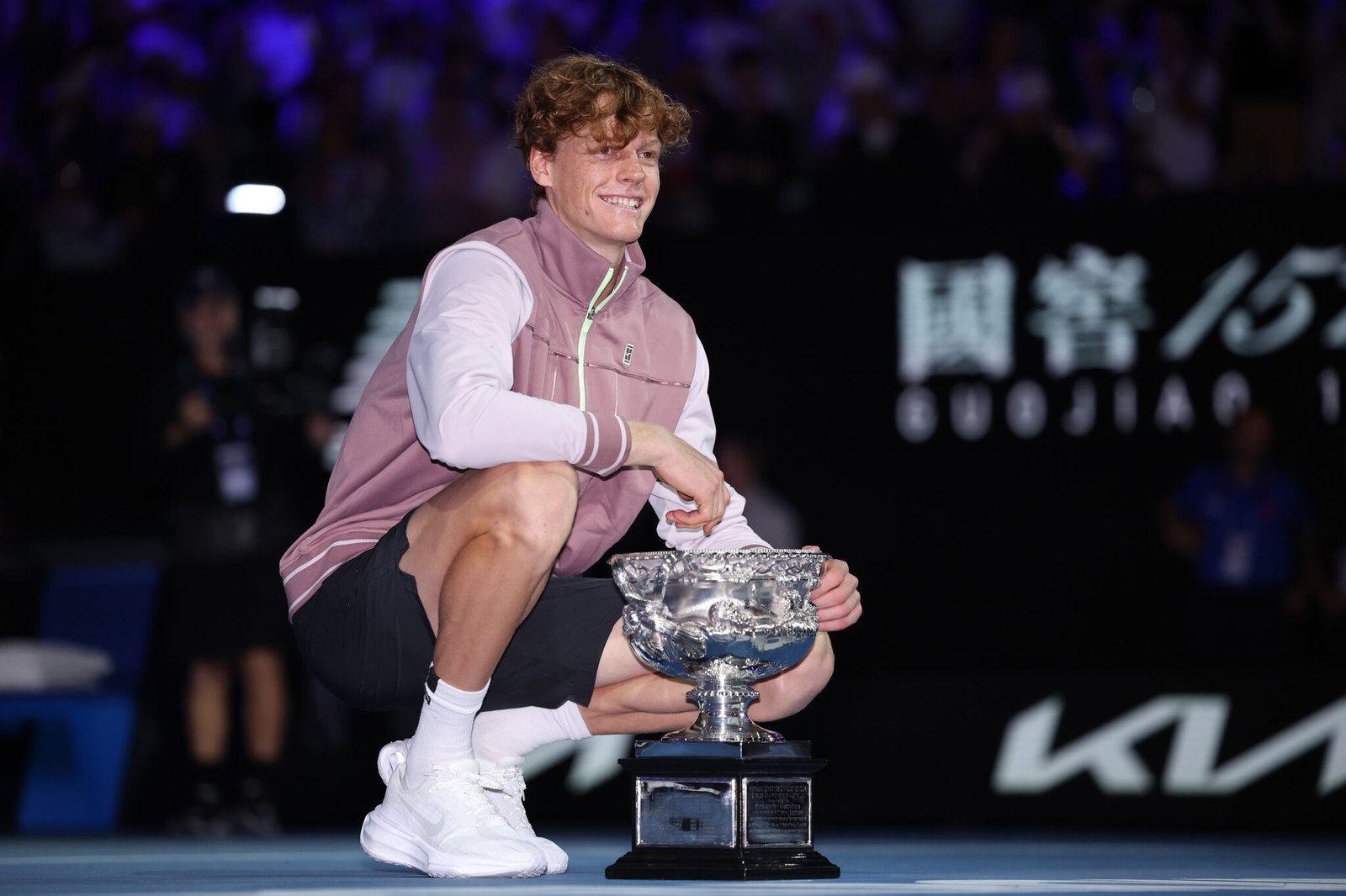 Sinner con su trofeo del Open de Australia 2024.