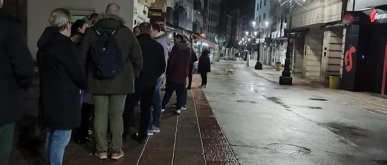 Colas de la madrugada de ayer en Caveda, a las puertas de la tienda del Real Oviedo