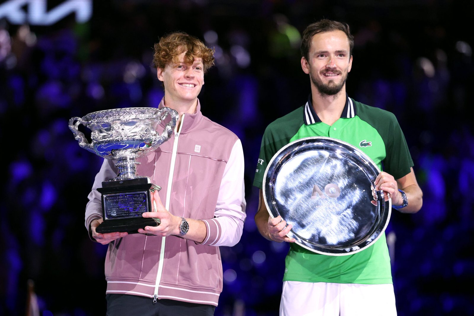 Sinner y Medvedev en la entrega de trofeos del Open de Australia.