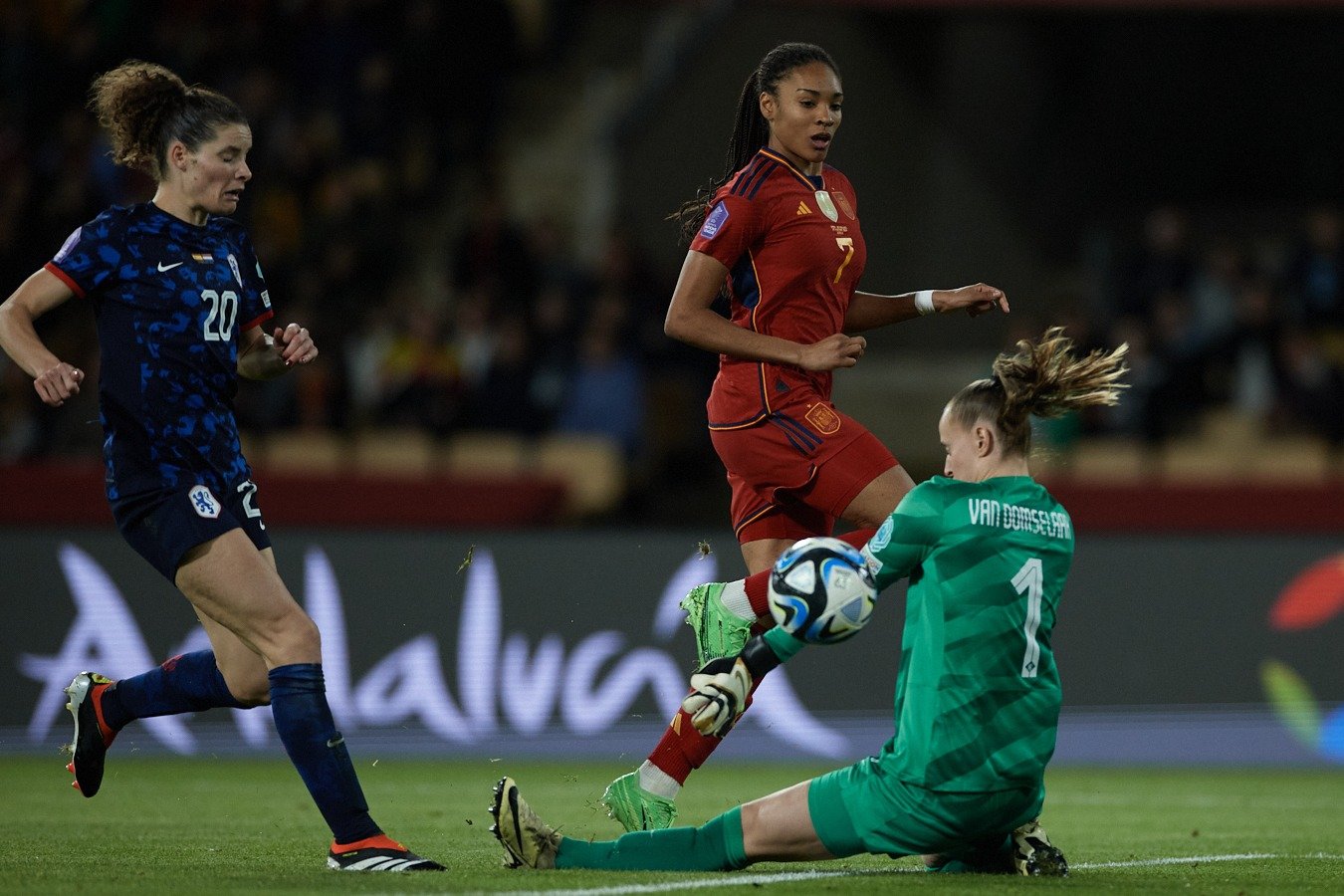 Salma Paralluelo durante el partido (via: X, @SEFutbolFem)