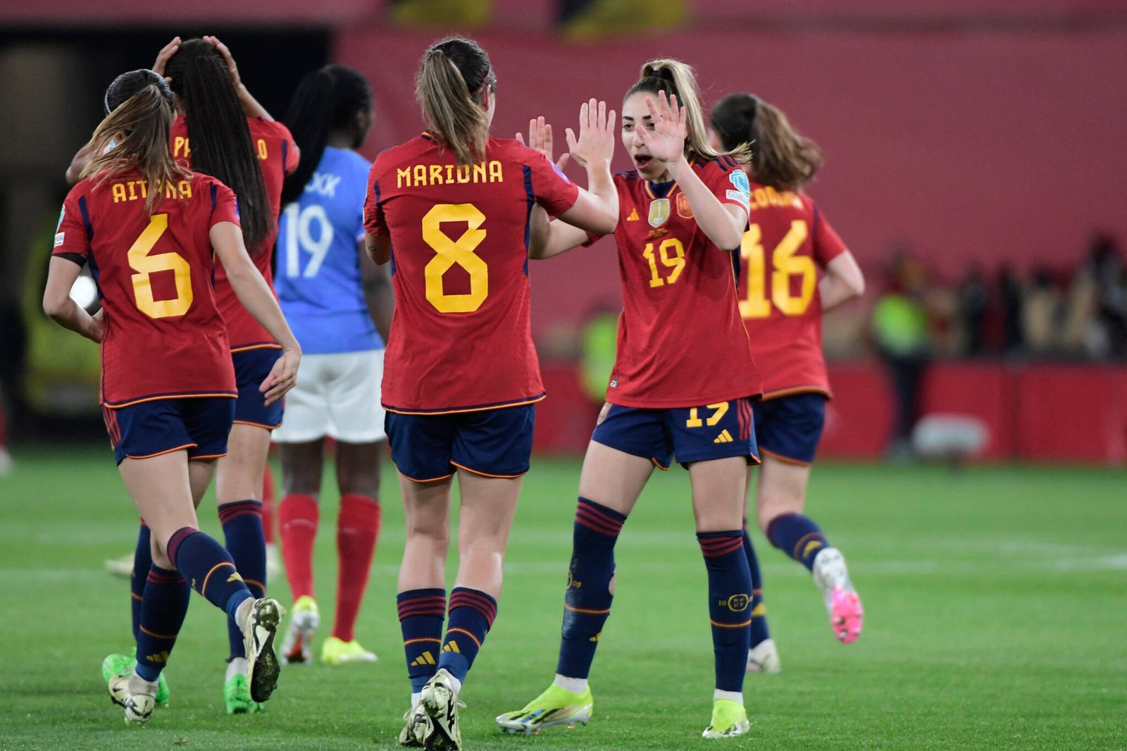 Mariona Caldentey celebra su gol con Olga Carmona en el España-Francia de la final de la Nations League