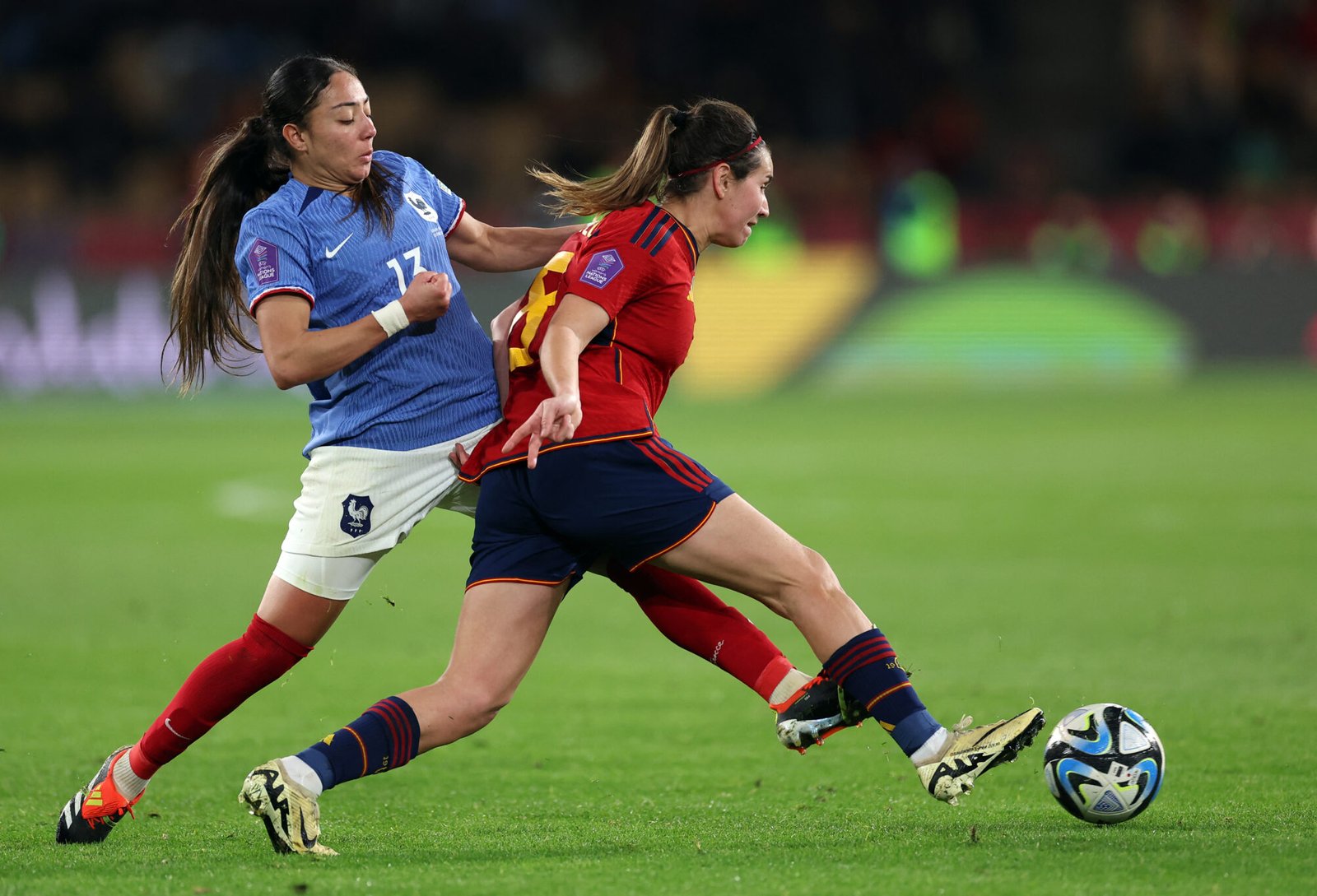 Mariona Caldentey disputa el balón en la final de la Nations League que enfrenataba a España y Francia