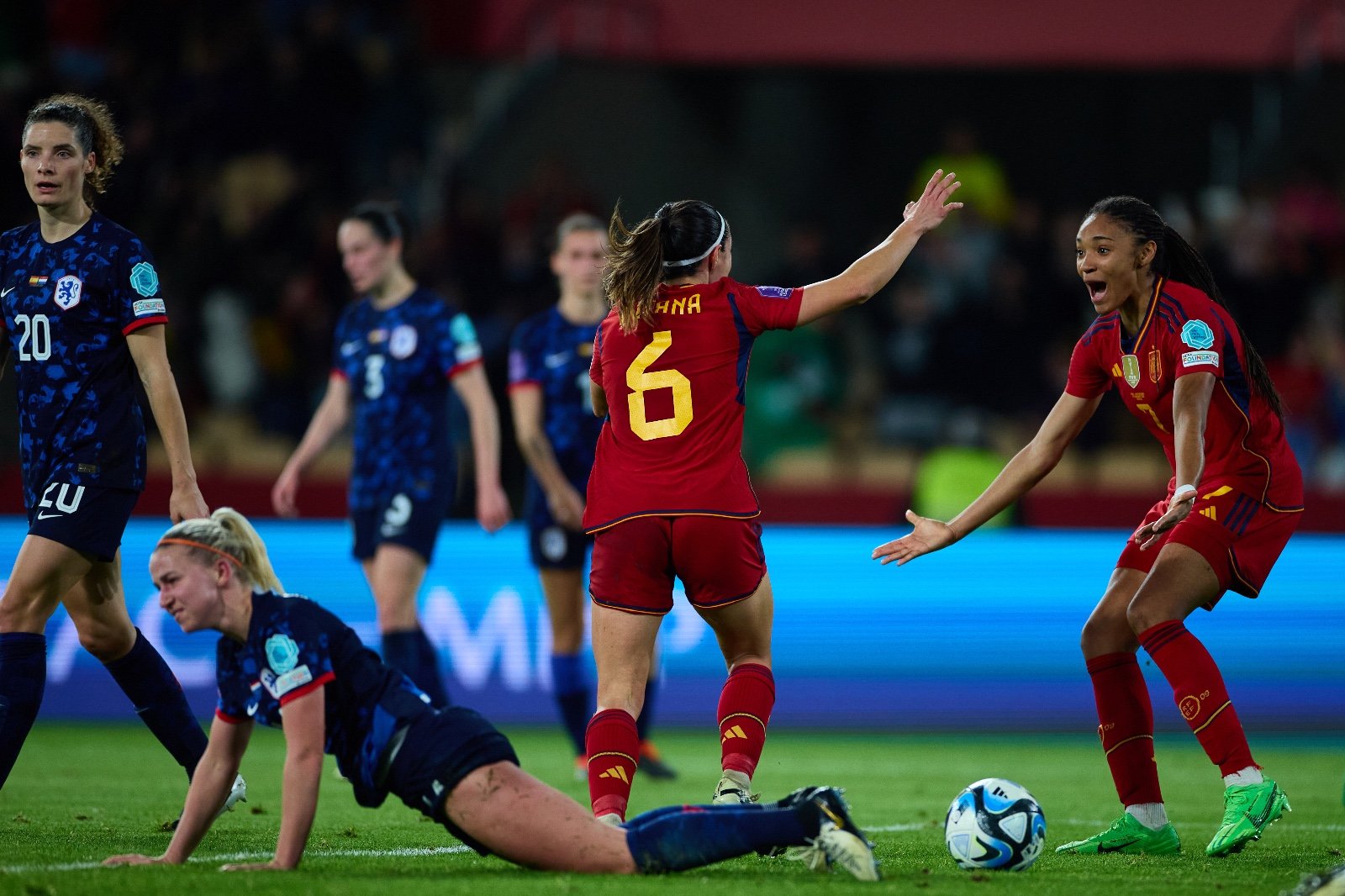 Salma y Aitana celebrando un gol de España