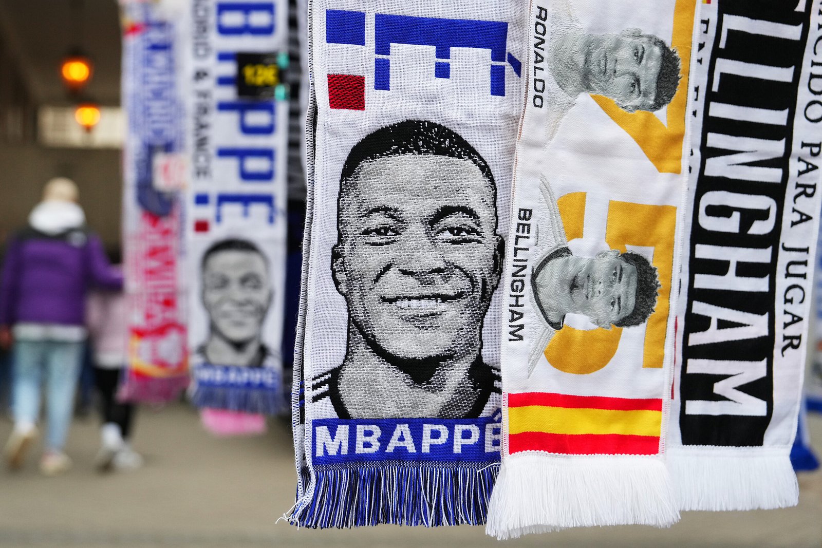 El fichaje de Mbappé por el Real Madrid, más cerca: bufandas de la estrella  francesa en los aledaños del Santiago Bernabéu - AFICIÓN DEPORTIVA