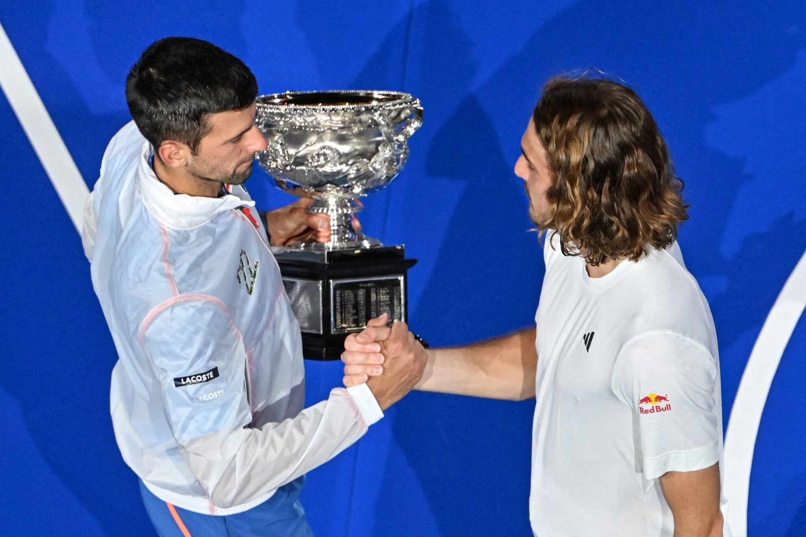 Tsitsipas congratula a Djokovic por su título del Open de Australia 2023.