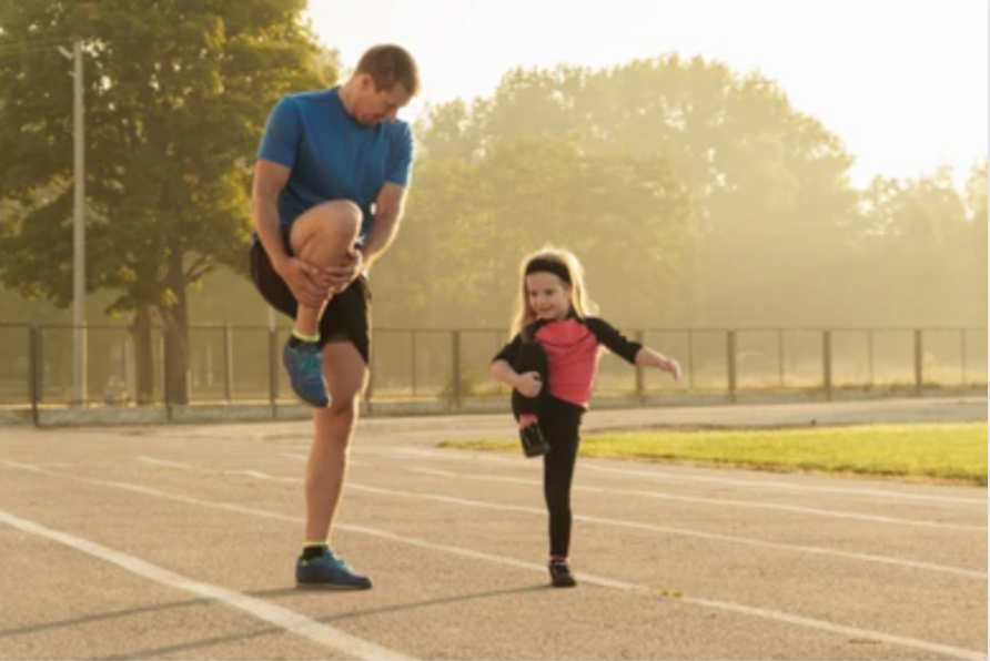 Padre e hija haciendo deporte