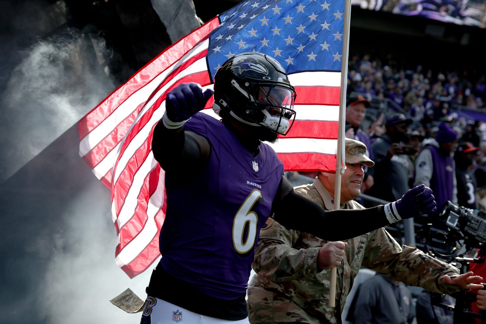 Patrick Queen con los Ravens, al fondo una bandera de los Estados Unidos