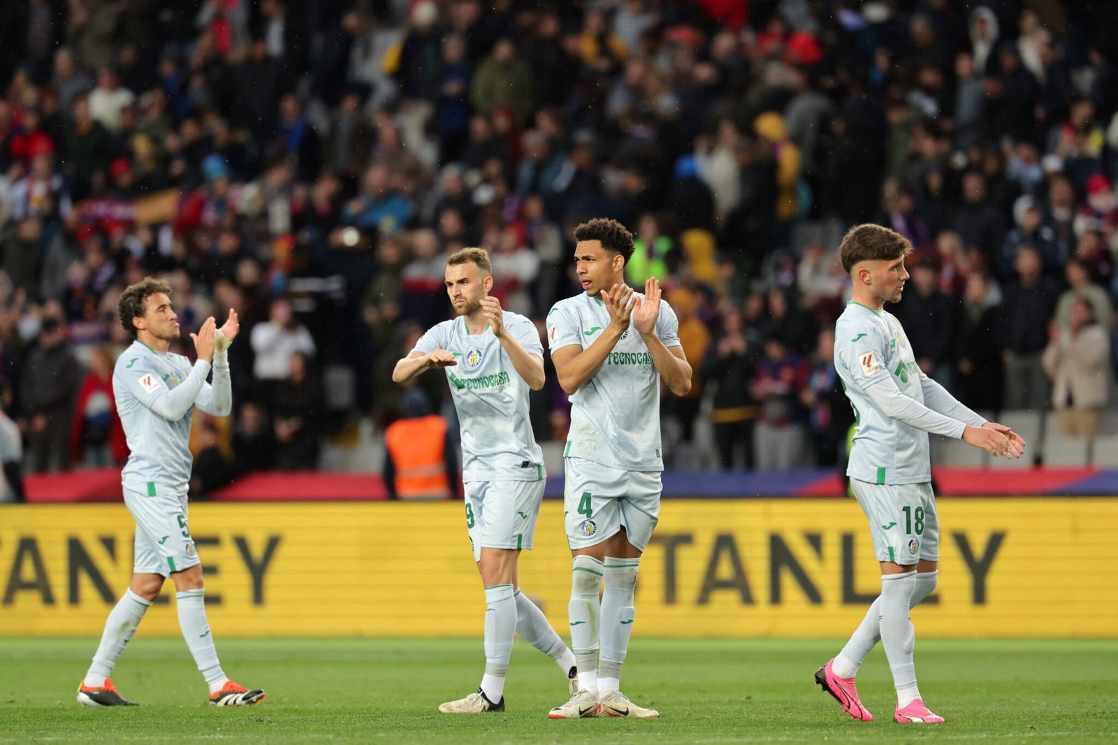 Los jugadores del Getafe en el Estadio de Lluis Companys en el partido contra el Barcelona