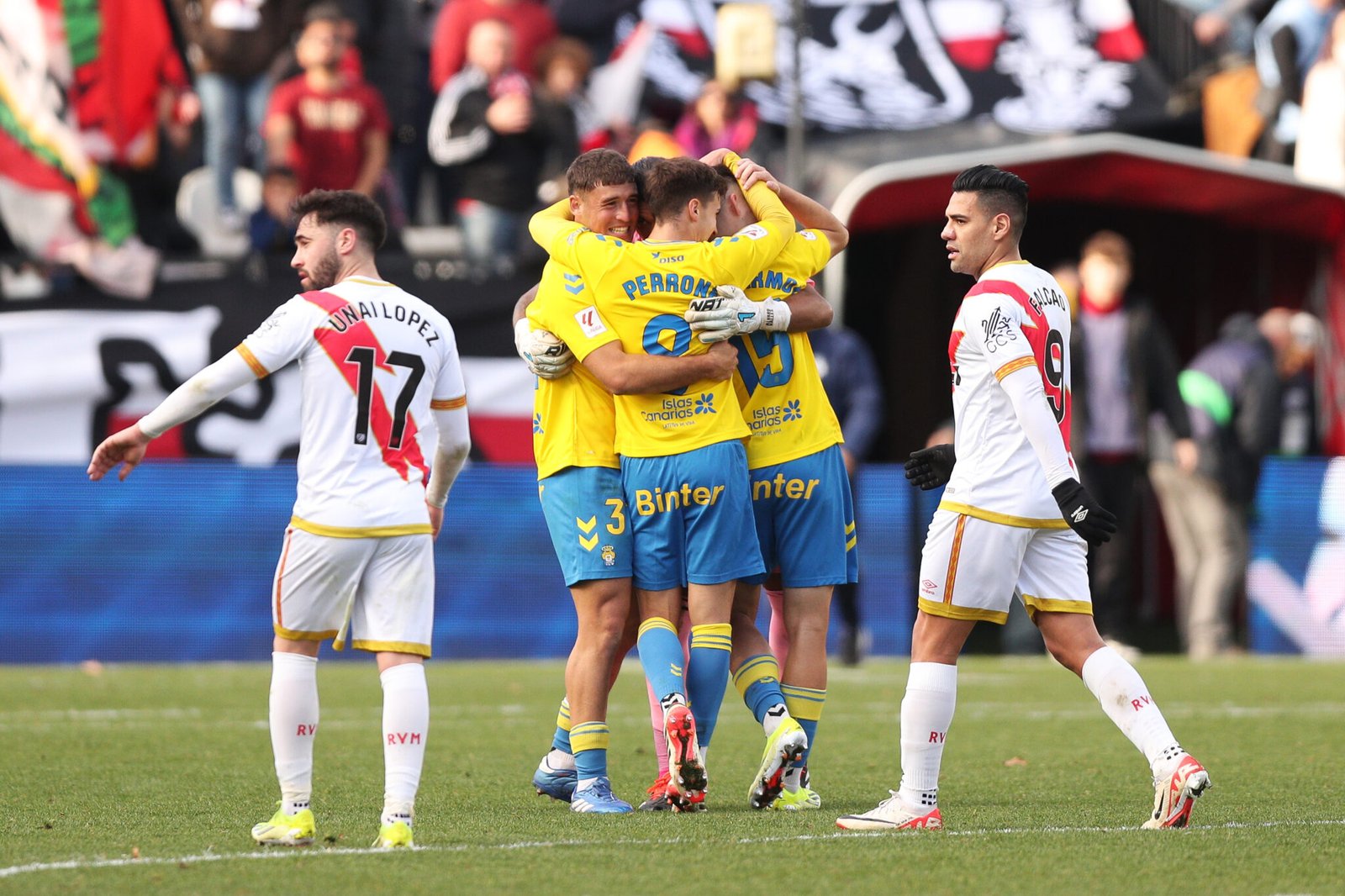 Jugadores de Las Palmas celebrando un gol contra el Rayo Vallecano