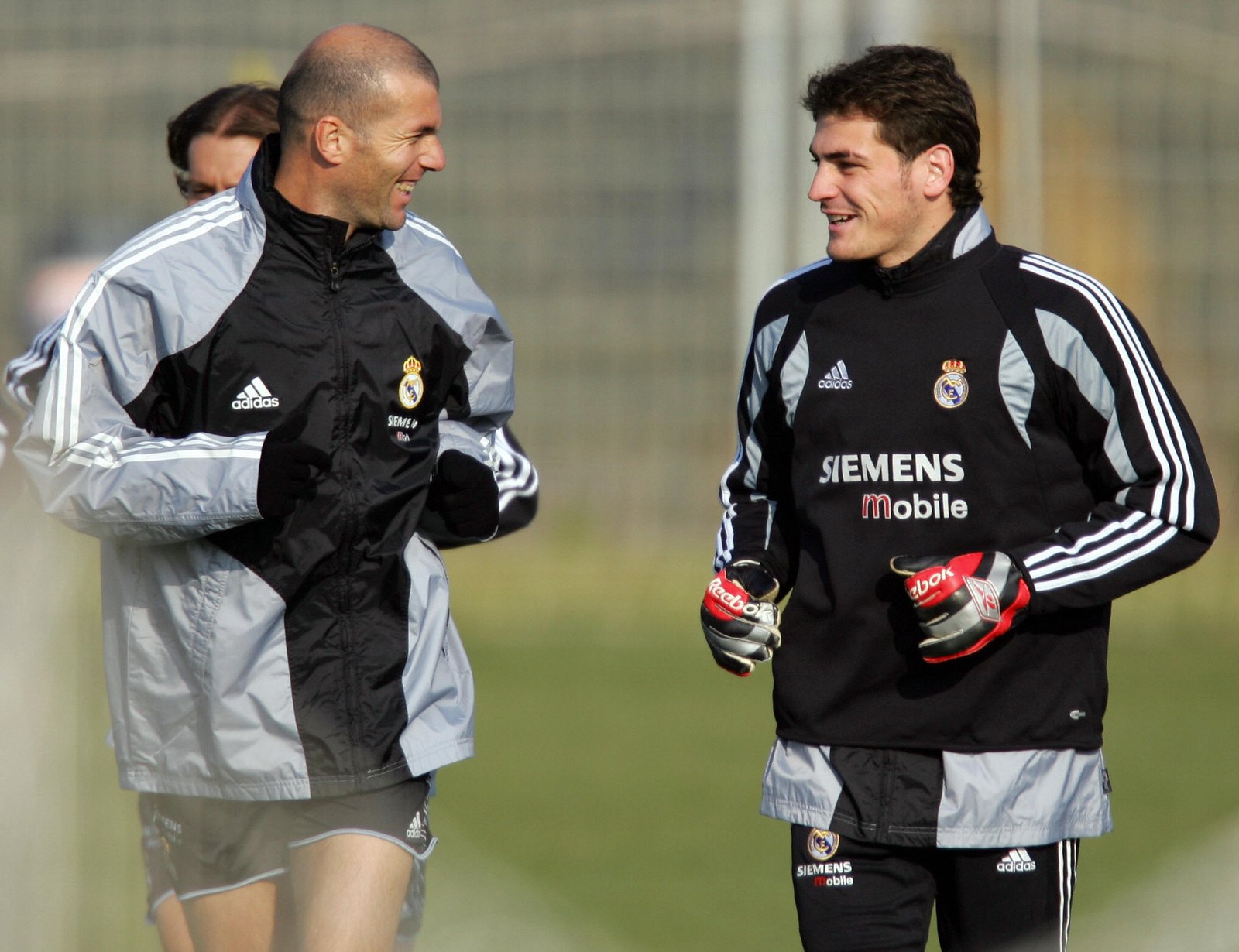 MADRID, SPAIN: Real Madrid's French player Zinedine Zidane (L) jokes with Iker Casillas (R) 22 November 2004 during a training session at Las Rozas football city near Madrid prior their 23 November 2004 Champions League football match against Bayer Leverkusen in Madrid. AFP PHOTO/ JAVIER SORIANO (Photo credit should read JAVIER SORIANO/AFP via Getty Images)