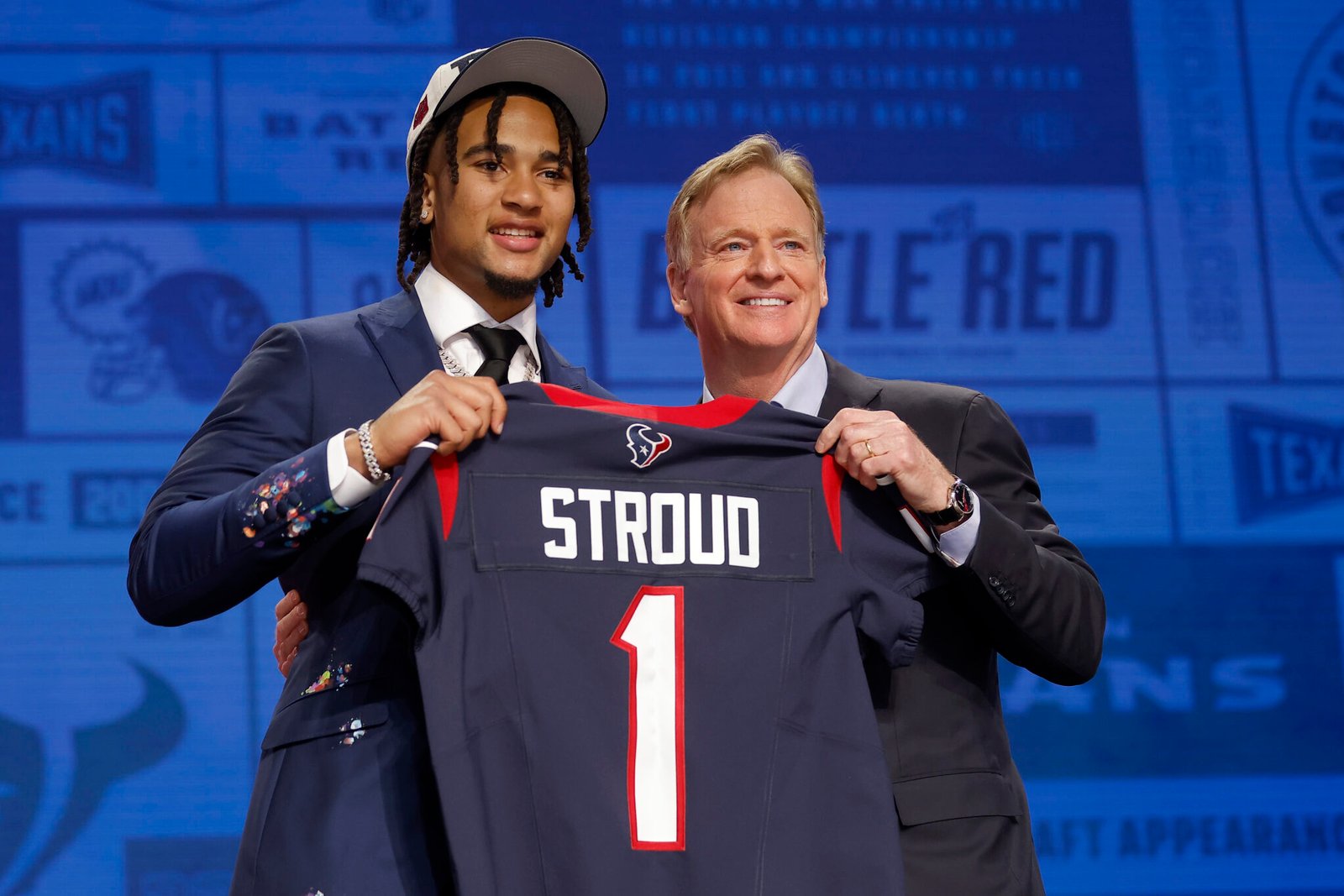 C.J. Stroud posa con el  NFL Commissioner Roger Goodell despues de ser seleccionado por los  Houston Texansen en el NFL Draft. (Fotografía: David Eulitt/Getty Images)