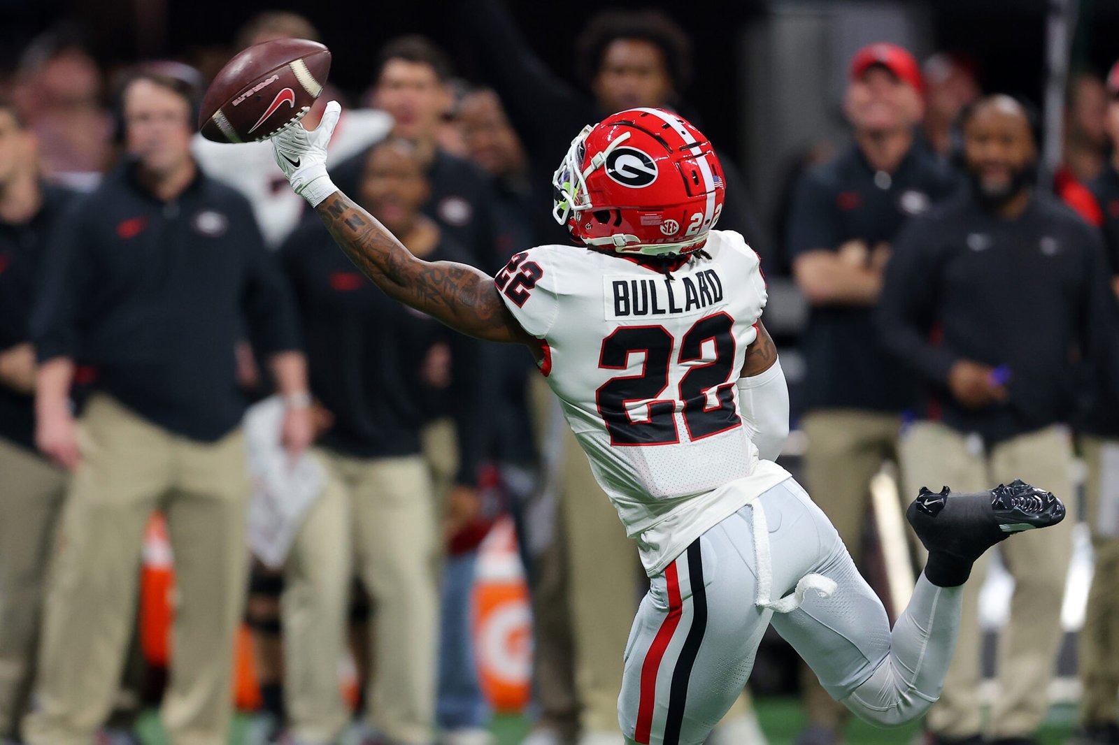 
Javon Bullard #22 de los Georgia Bulldogs intentando hacer una intercepción ante Alabama Crimson Tide. (Fotografía: Kevin C. Cox/Getty Images)