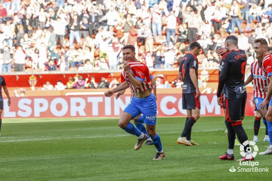 Diego besa el escudo después de anotar un gol clave ante el Granada