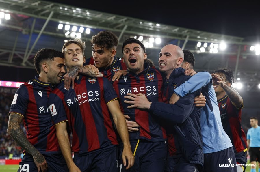 Celebración del Levante UD tras anotar el 3-2 ante el Elche CF