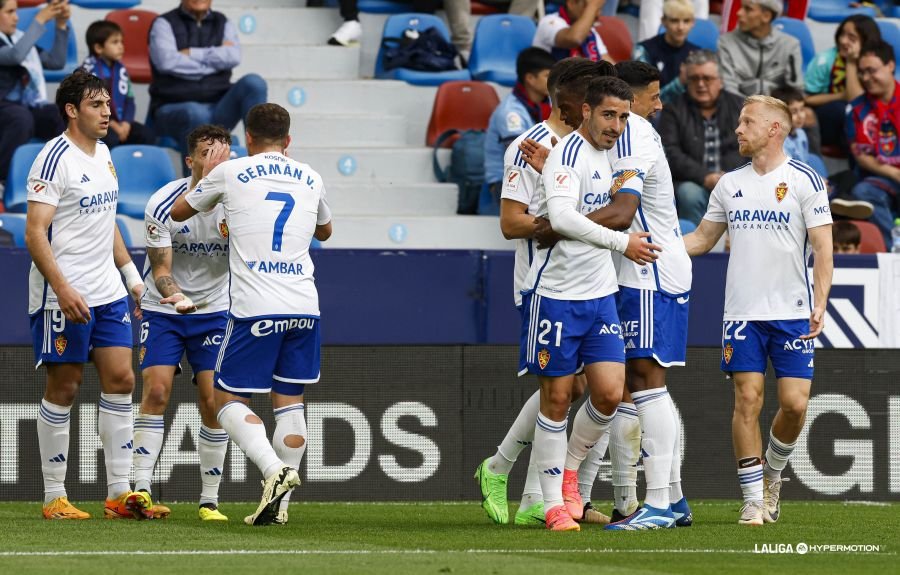 Celebración del Real Zaragoza tras el gol de Toni Moya ante el Levante