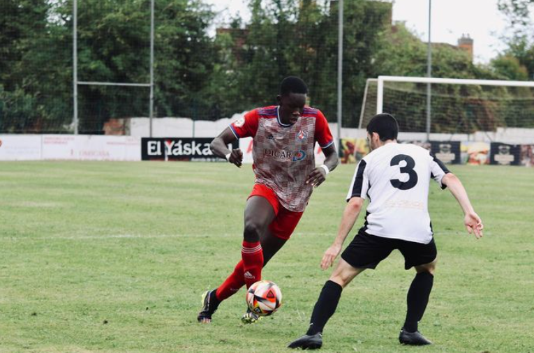 Amadou encara a un rival en uno de los partidos de esta temporada (Vía Instagram - Amadou)