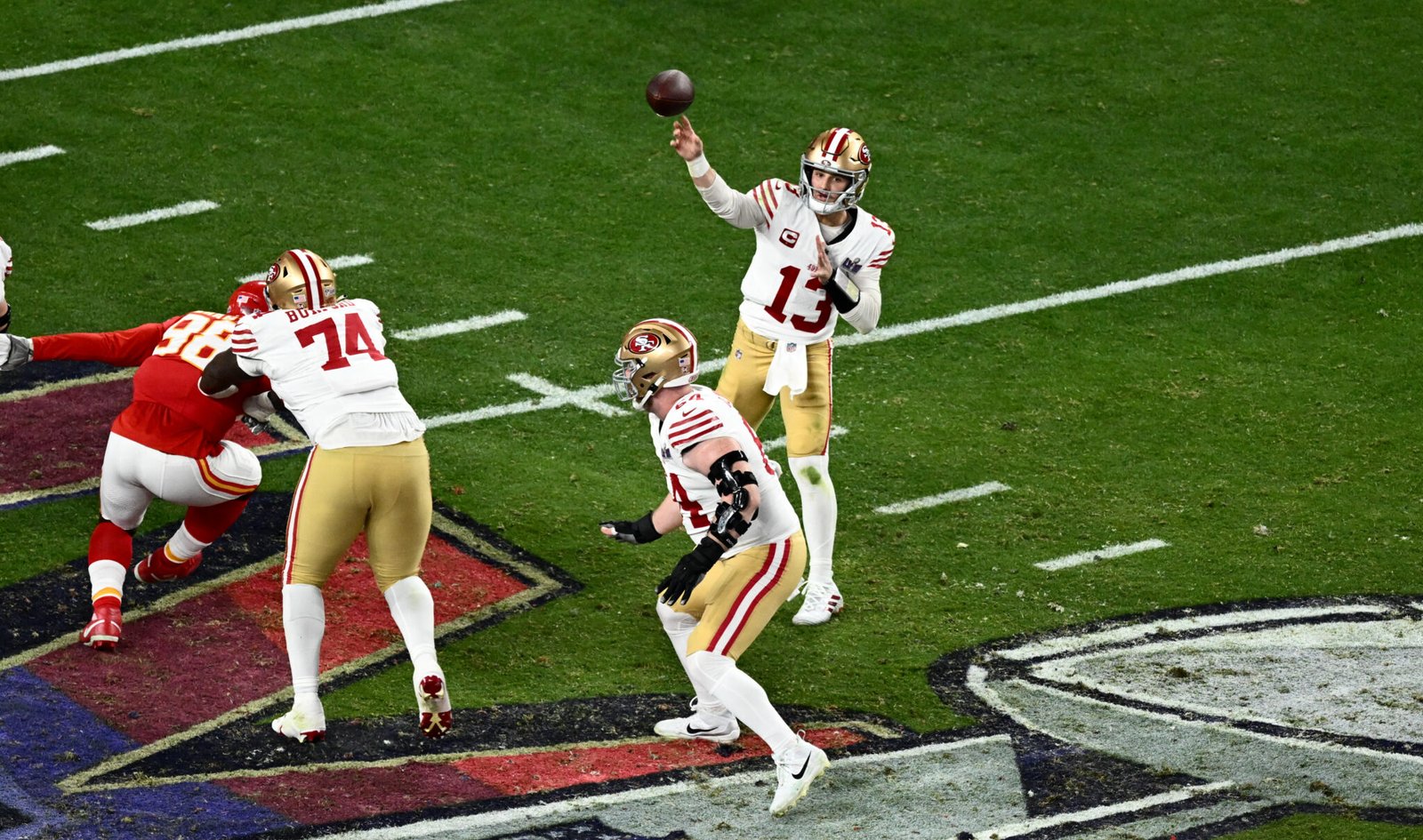 San Francisco 49ers' quarterback #13 Brock Purdy lanza el balón en la Super Bowl LVIII contra Kansas City Chiefs.(Fotografía: Patrick T. Fallon / AFP) (Fotografía: PATRICK T. FALLON/AFP via Getty Images)