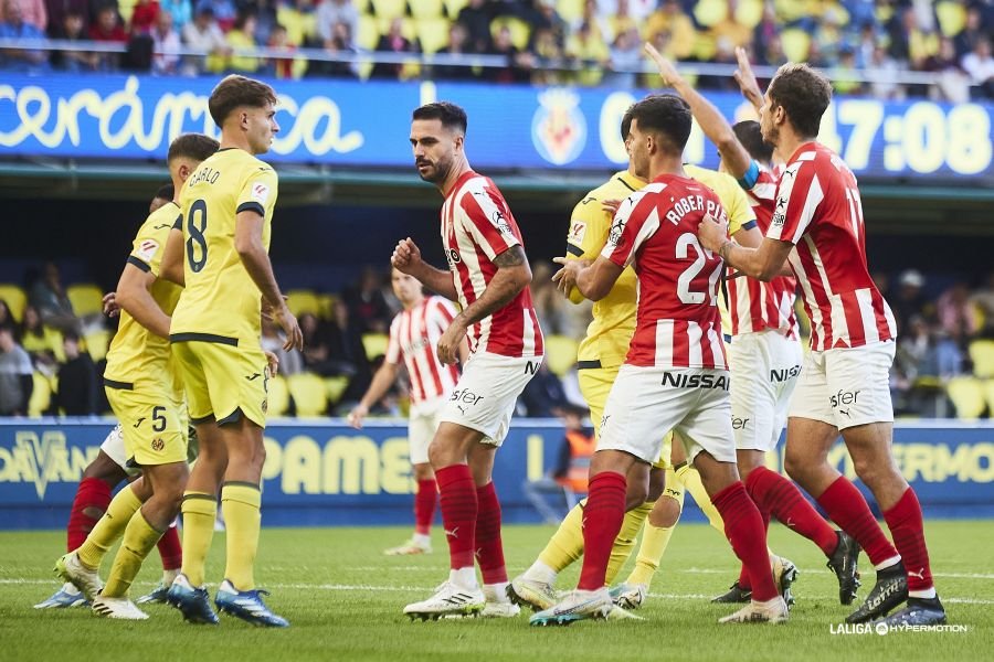 Los jugadores del Villarreal B defienden un corner contra el Real Sporting en el duelo de la ida que acabó 0-3