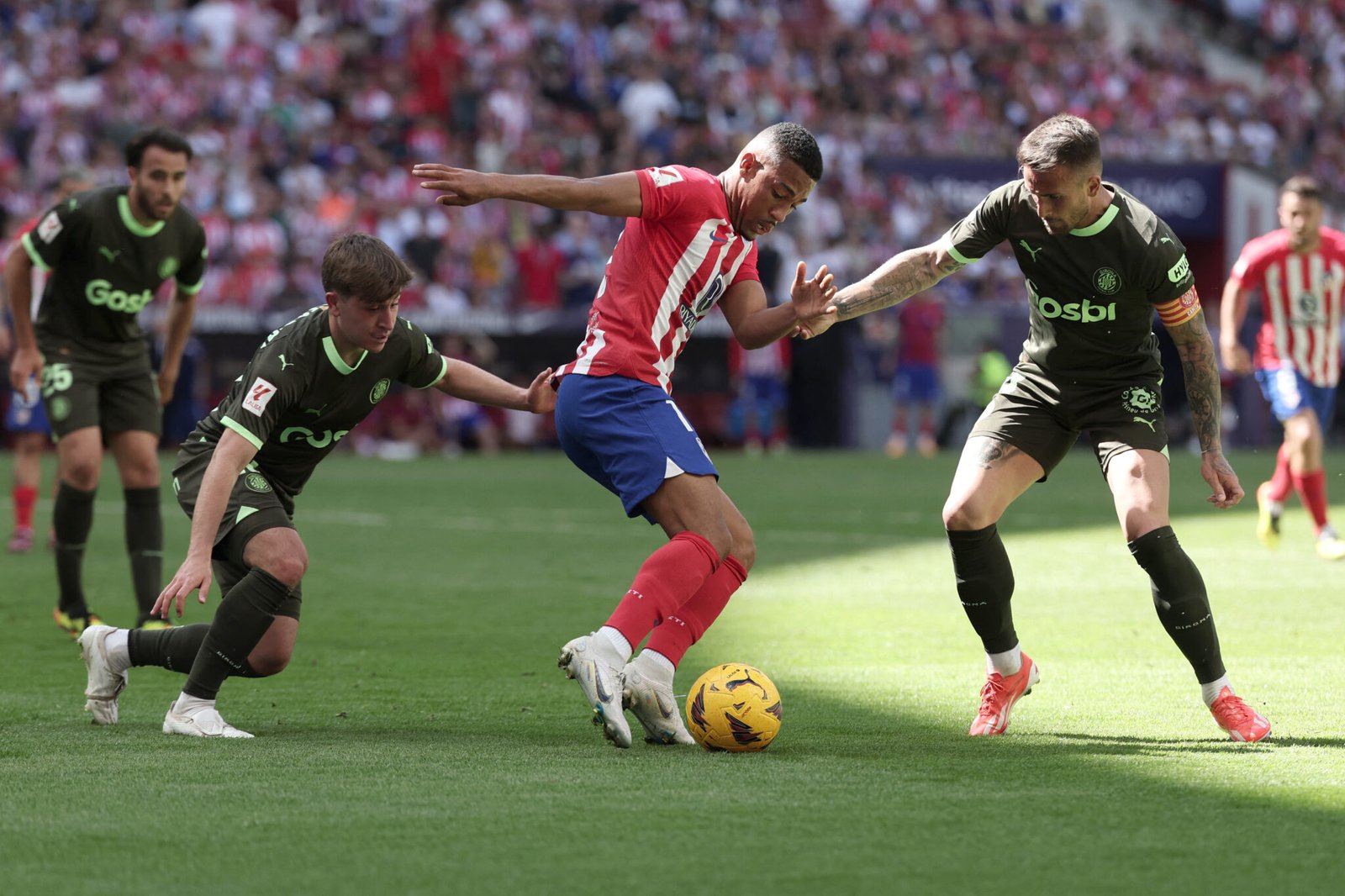 La defensa del Girona en el partido contra el  Atlético de Madrid