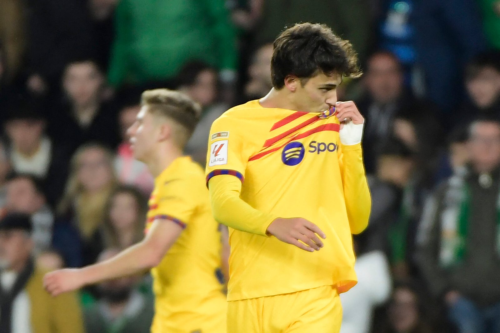 Joao Félix besando el escudo del Barça