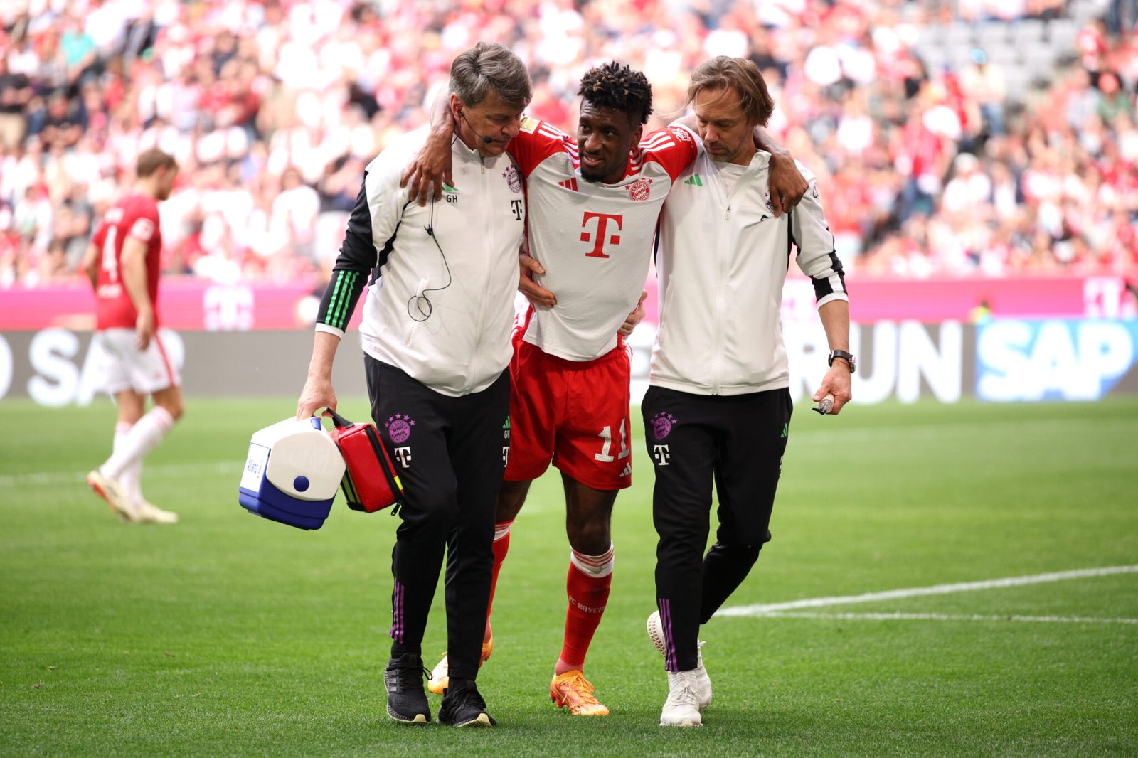 Kingsley Coman se retira lesionado con el Bayern