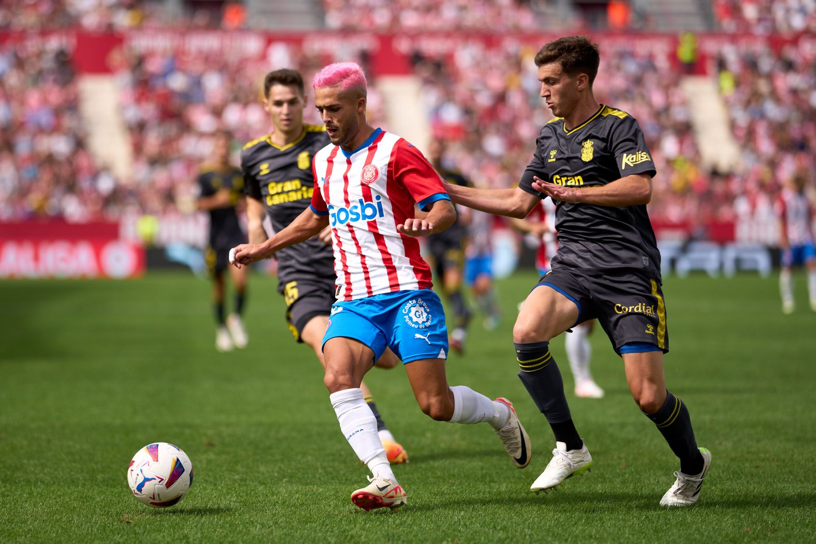 Yan Couto y Maxi Perrone en el partido de ida entre Girona y Las Palmas