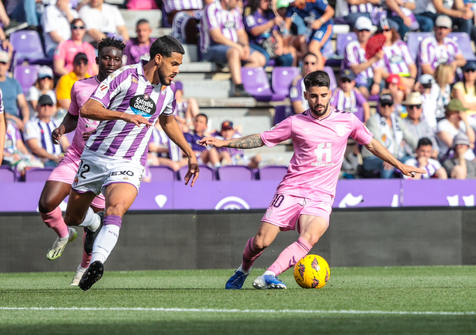 Cris Montes controlando el balón en el partido entre el Real Valladolid contra el CD Eldense. Monchu anotó el gol de la victoria.