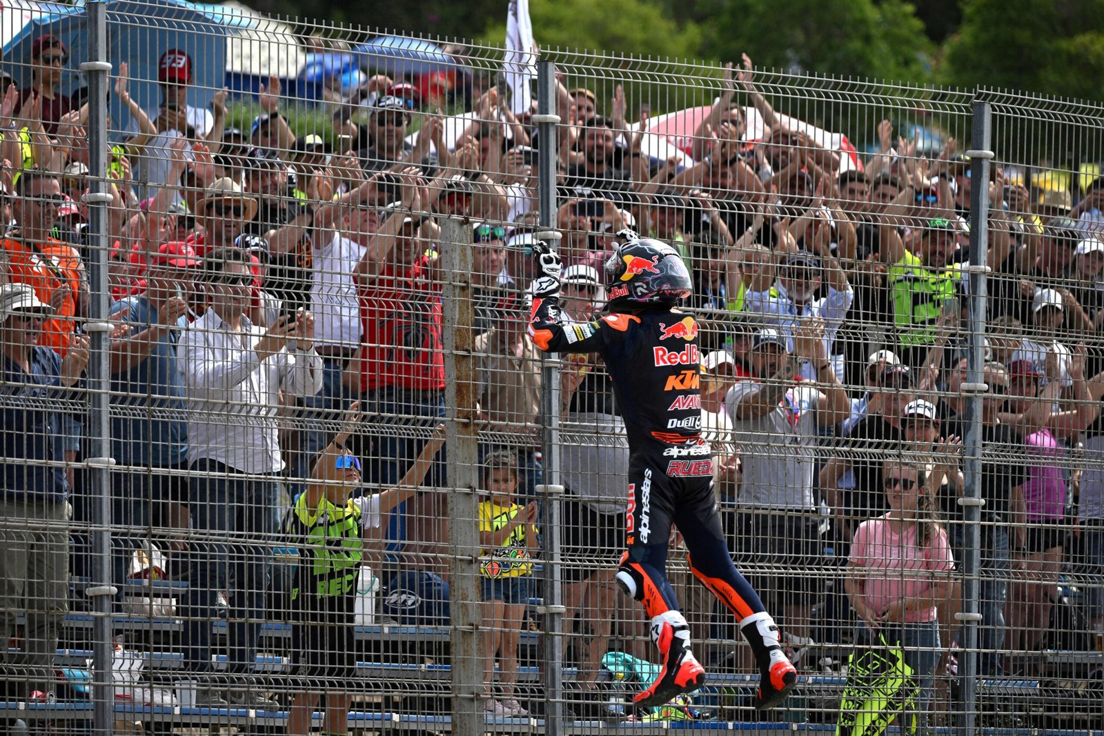 Un piloto celebrando una victoria en el Circuito de Jerez.