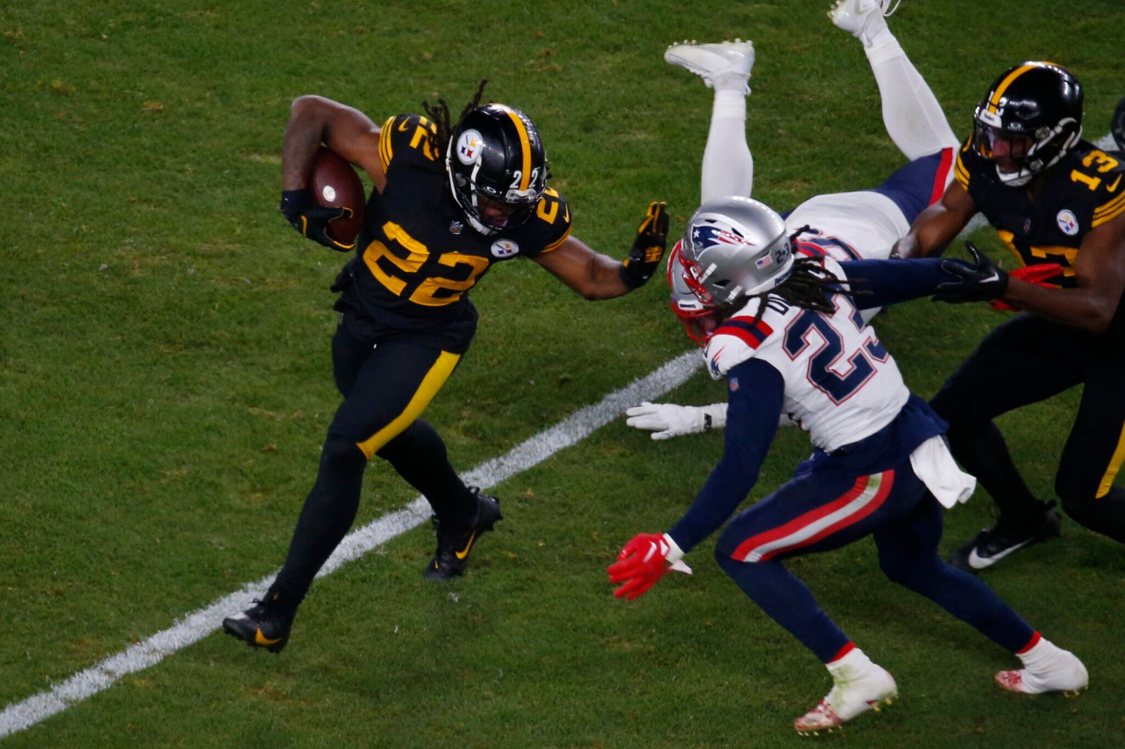 
Najee Harris #22 de Pittsburgh Steelers siendo defendido por Kyle Dugger #23 de los New England Patriots. (FotografíaJustin K. Aller/Getty Images)