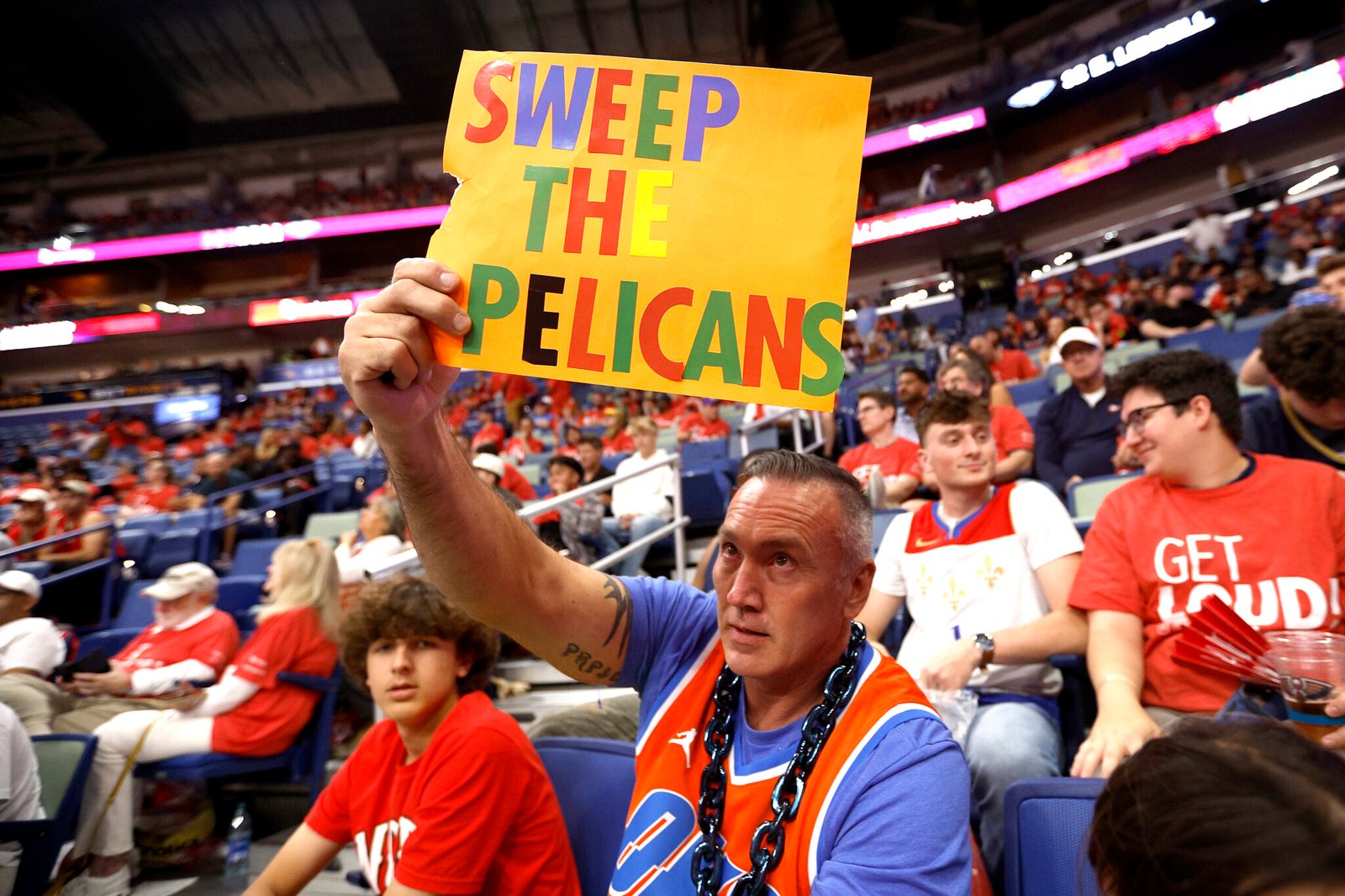Un fan de Thunder con el cartel "Sweep the Pelicans" duranre la serie.(Fotografía: Sean Gardner/Getty Images)