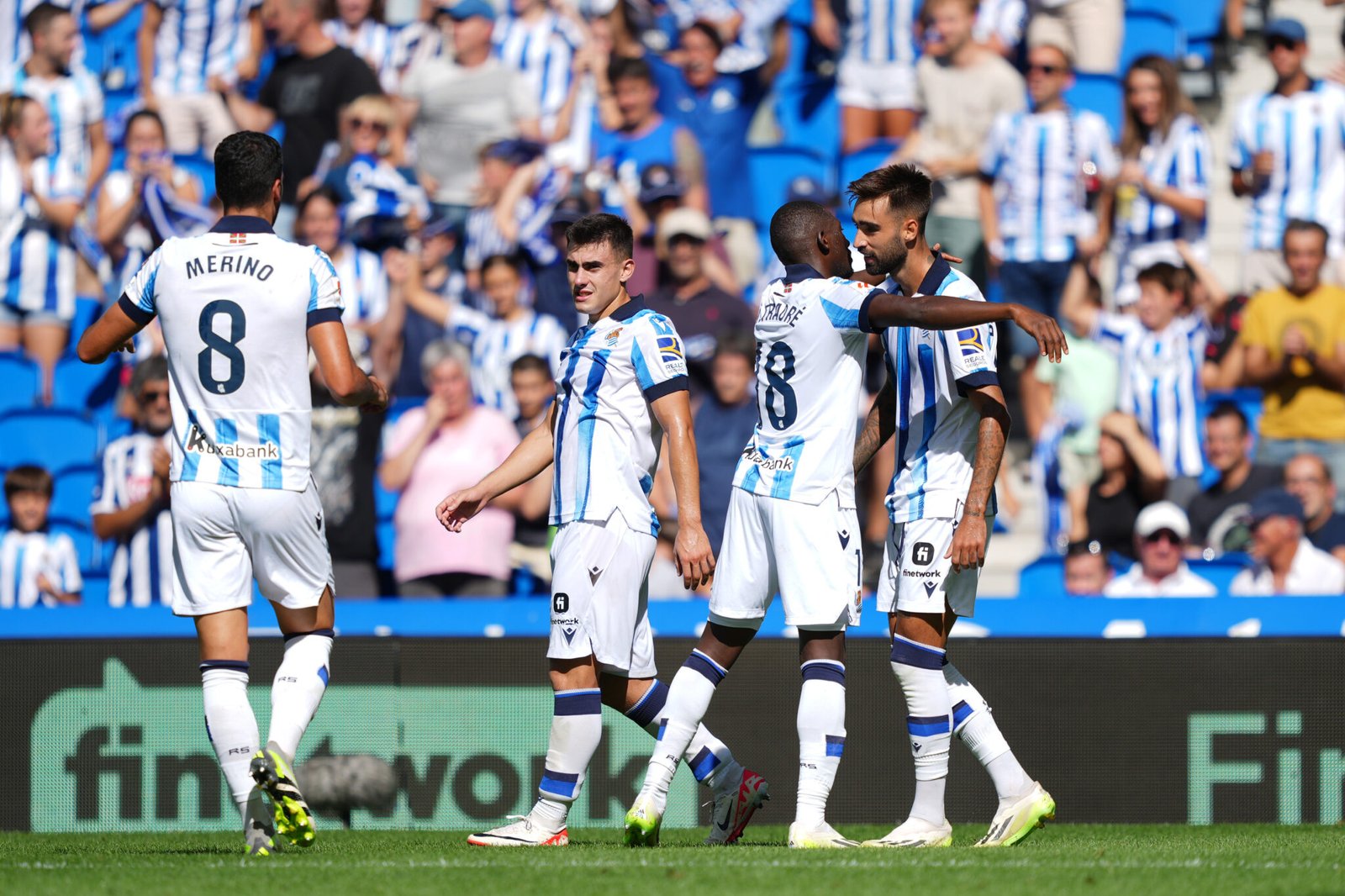 Los jugadores de la Real celebrando el gol