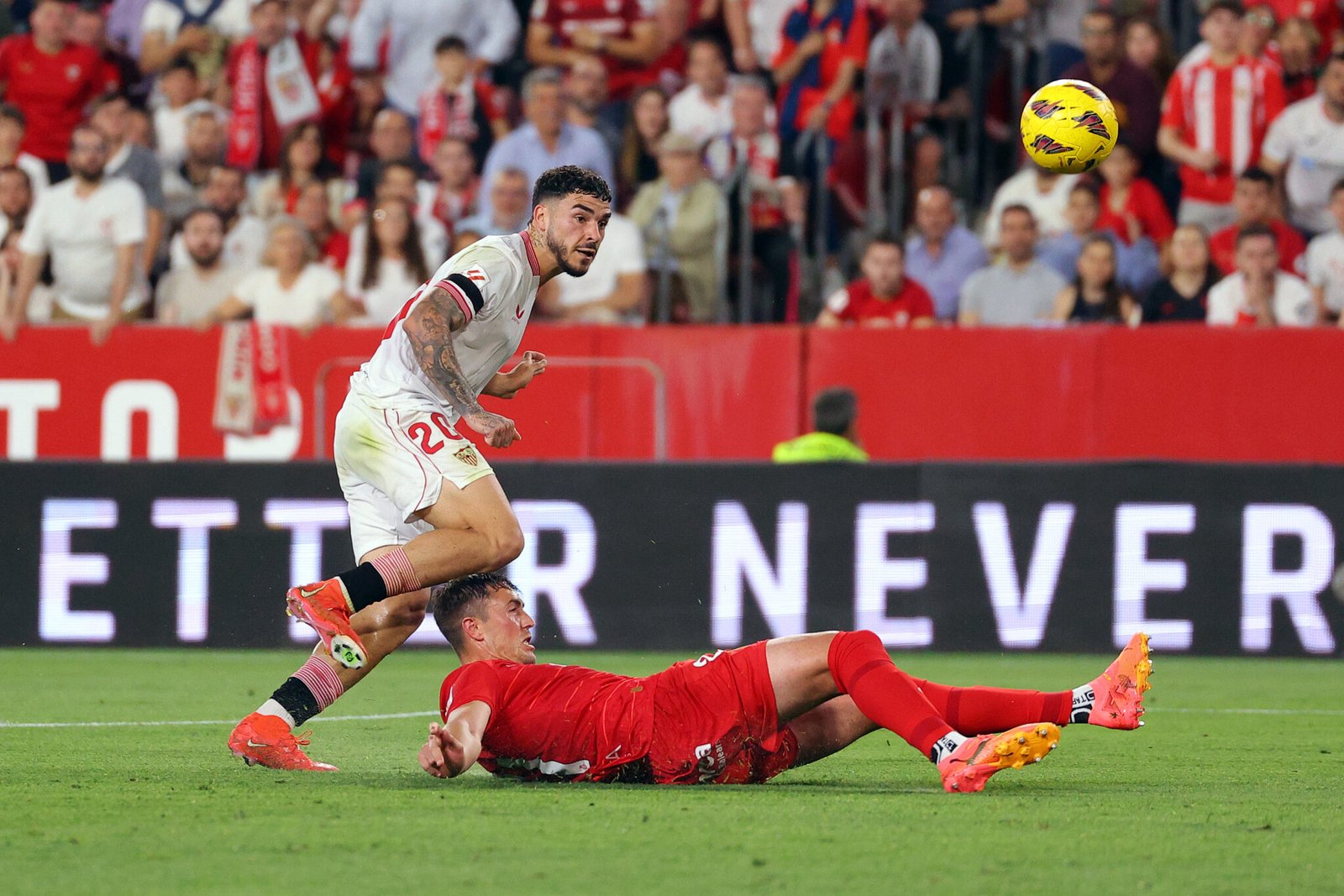 Isaac Romero en su disparo a portería del 2-0 con el Sevilla FC