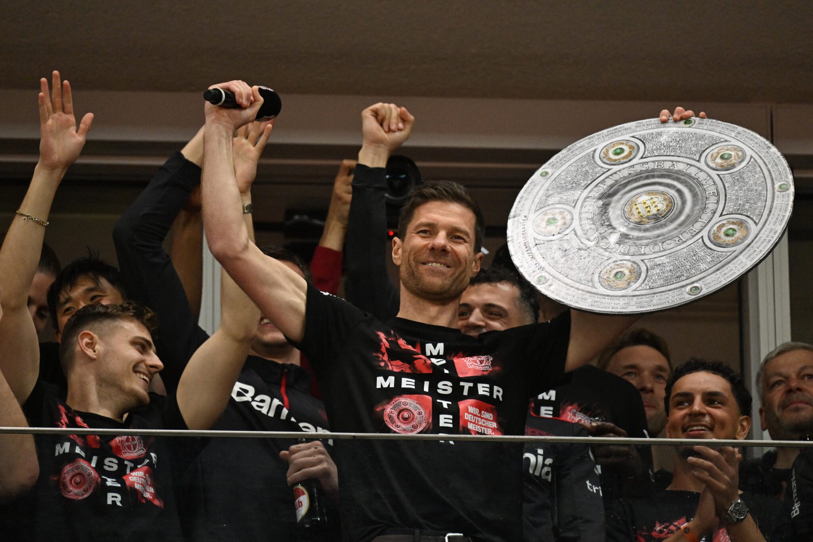 Xabi Alonso celebrando la Bundesliga del Leverkusen