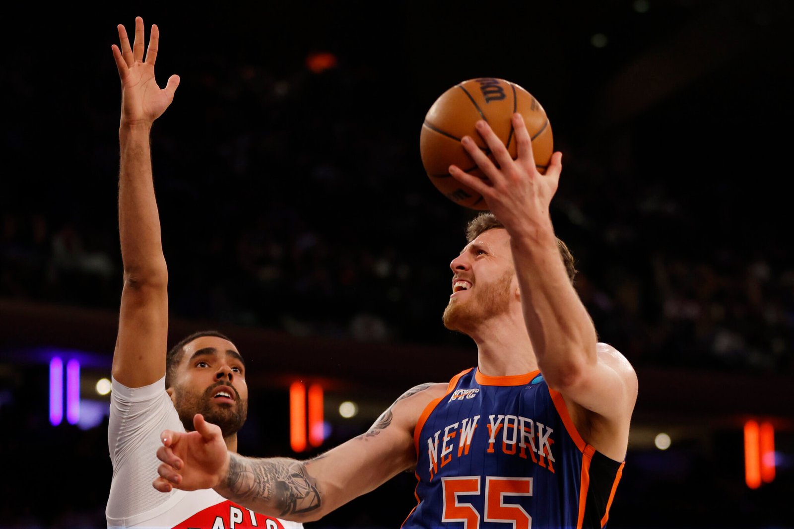  Isaiah Hartenstein #55 de New York Knicks contra Jontay Porter #34 de Toronto Raptors.(Fotografía: Sarah Stier/Getty Images)