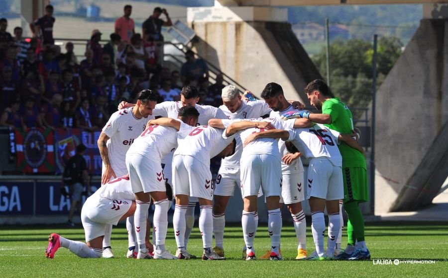 Los futbolistas del Eibar se reunen en un corro antes del pitido inicial
