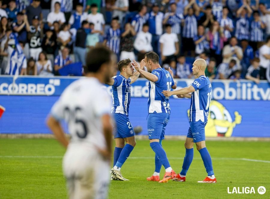 Guridi celebra junto a Kike García y Guliano el primero de sus 2 goles 