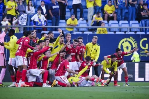 Los jugadores de Las Palmas celebrando la permanencia.