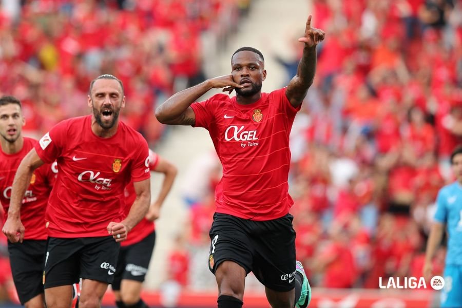 Larin celebra el gol ante el Almería