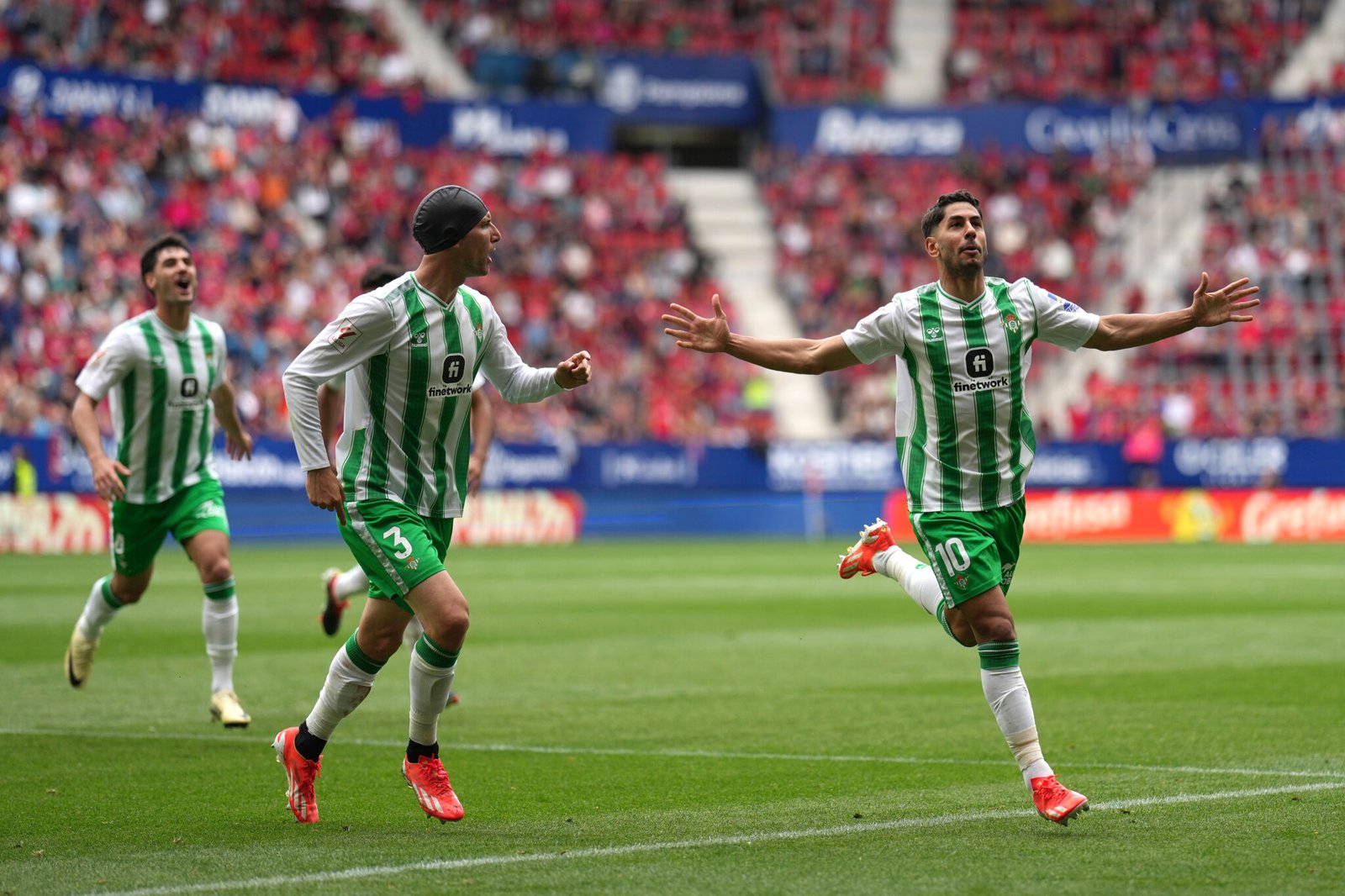Ayoze y Miranda celebrando un gol frente a Osasuna.