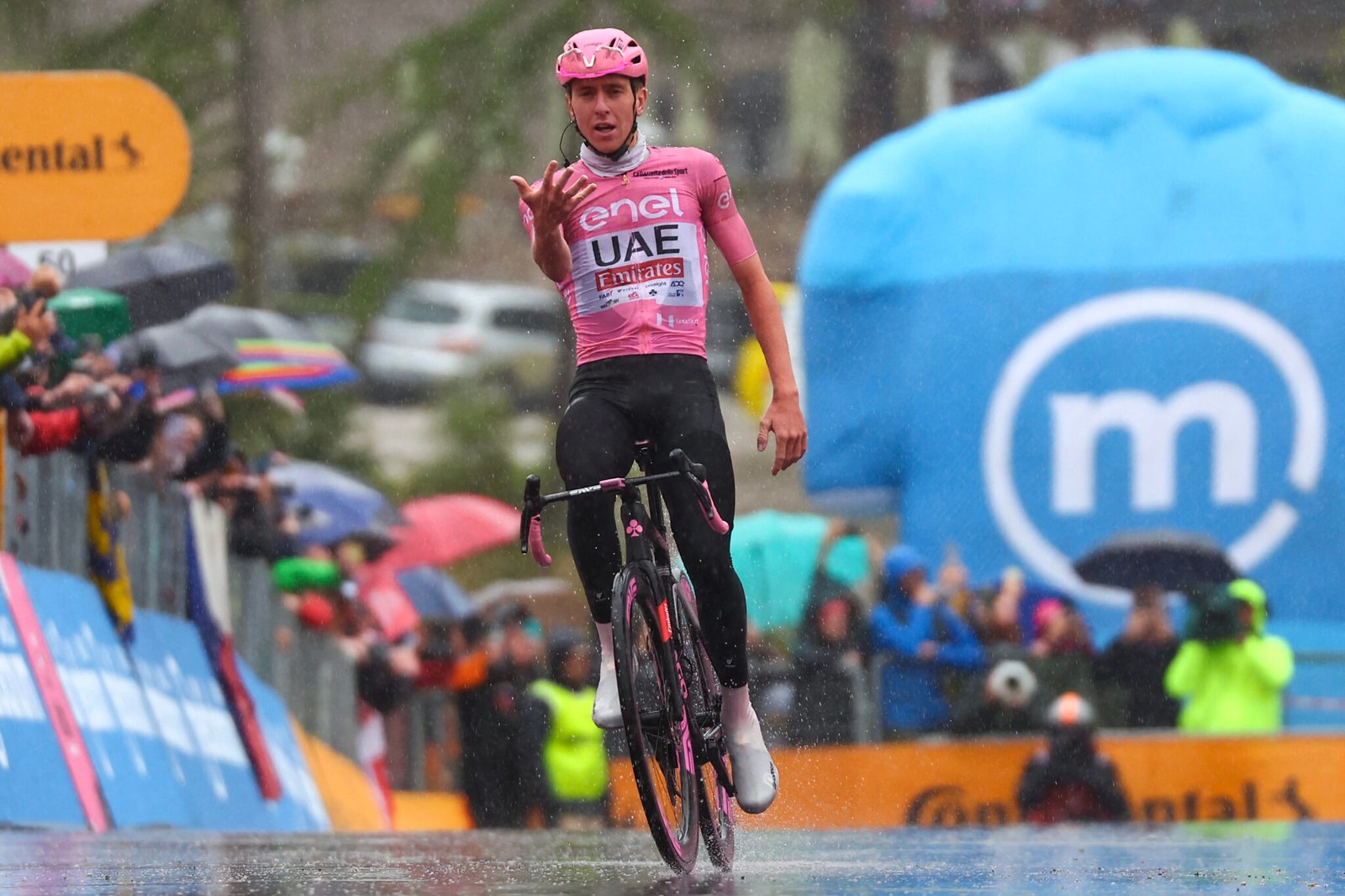 Tadej Pogacar, ganador de la etapa 16 del Giro.
