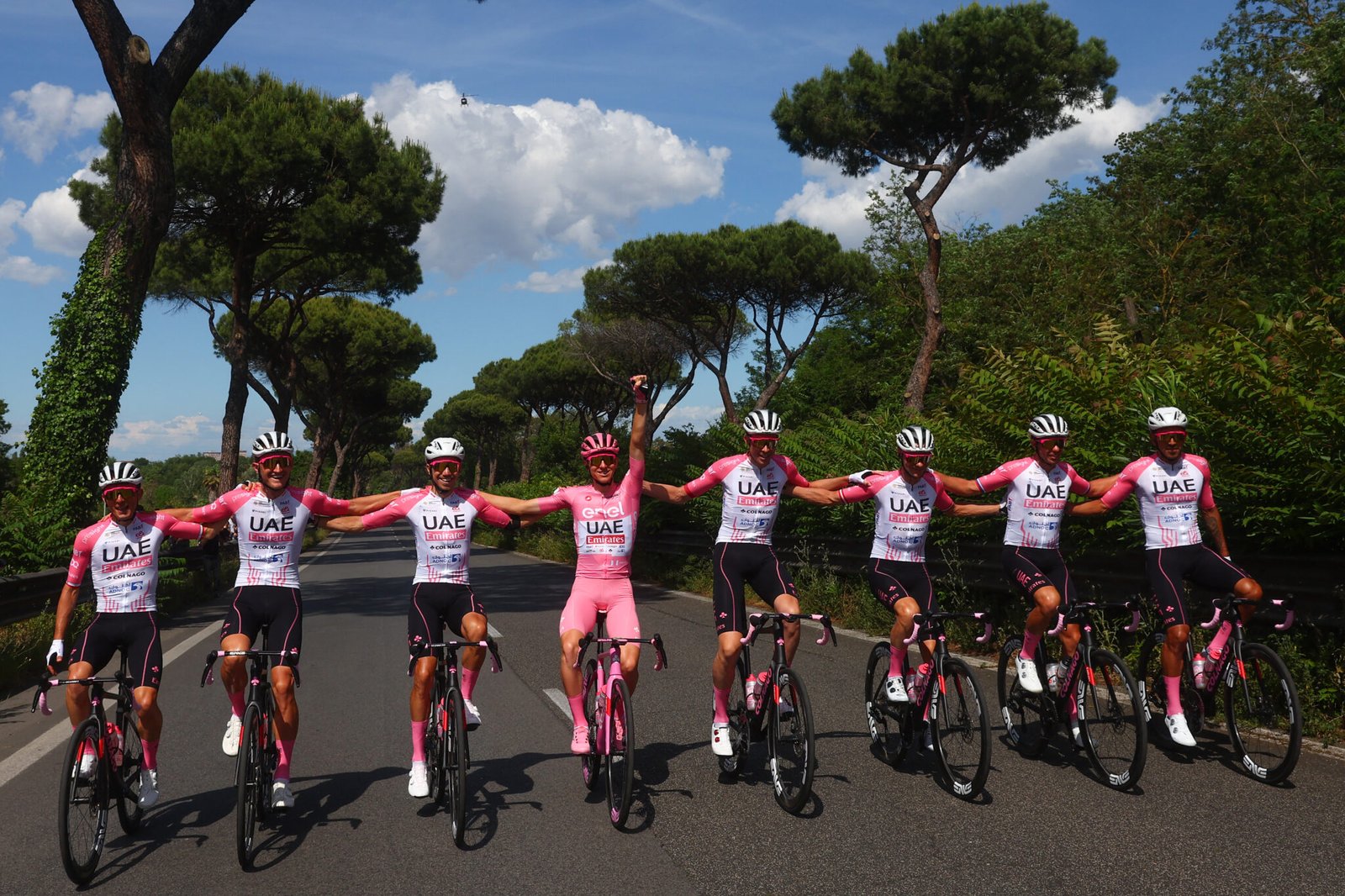 Tadej Pogacar posando con su equipo en la etapa 21 del Giro.