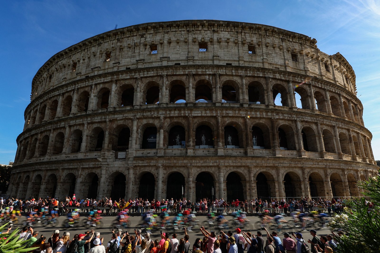 El pelotón del Giro de Italia pasando al lado del Coliseo en Roma.