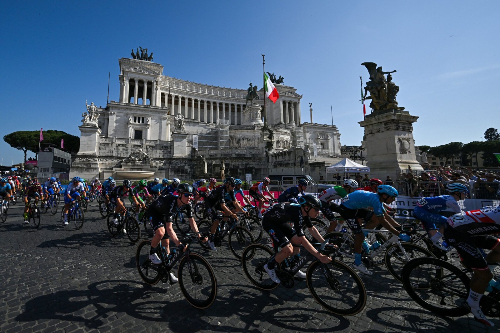 El Giro pasando por el Monumento Víctor Manuel II.