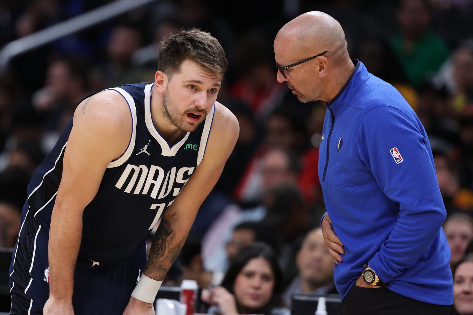 Head coach Jason Kidd (R) habla con Luka Doncic #77 de Dallas Mavericks.(Fotografía: Patrick Smith/Getty Images)