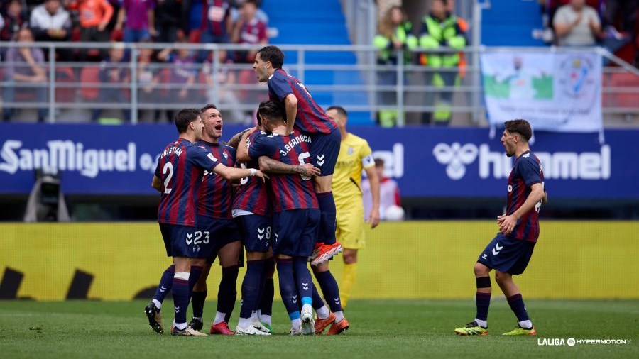 Jugadores del Eibar celebran gol.