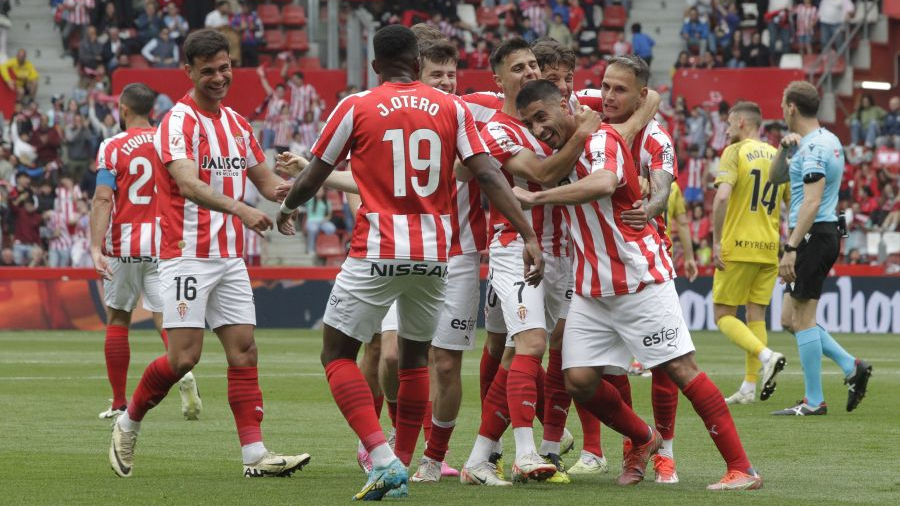 Jugadores del Sporting celebran gol.