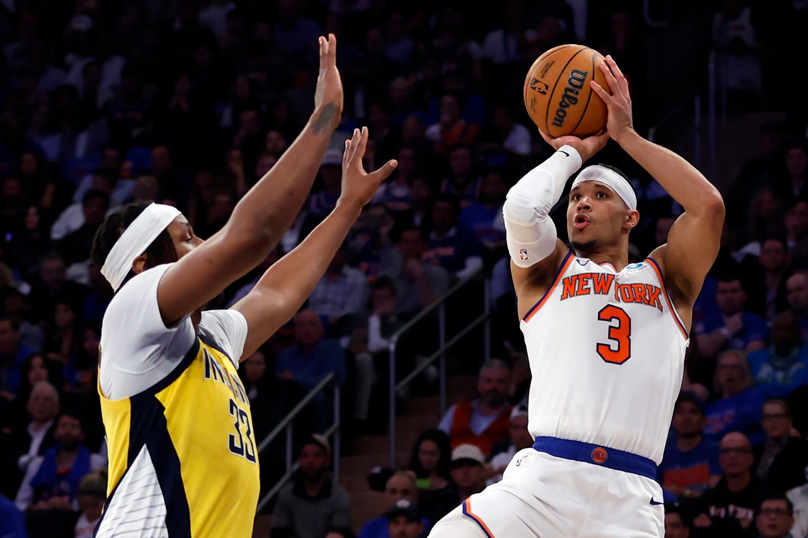 Josh Hart #3 con los New York Knicks lanzando contra Myles Turner #33 de Indiana Pacers(Fotografía:Sarah Stier/Getty Images)